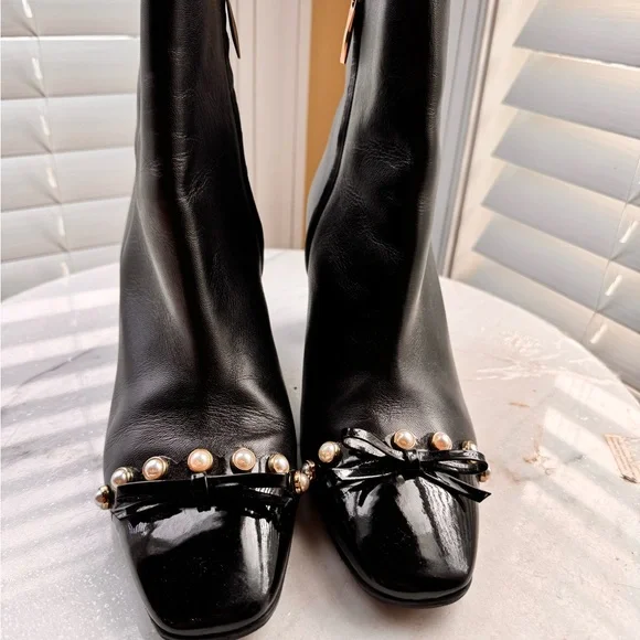 Kate Spade Black Leather Pearl Bow Block Heel Ankle Boots Patent Toe Size 10 - Picture 3 of 12